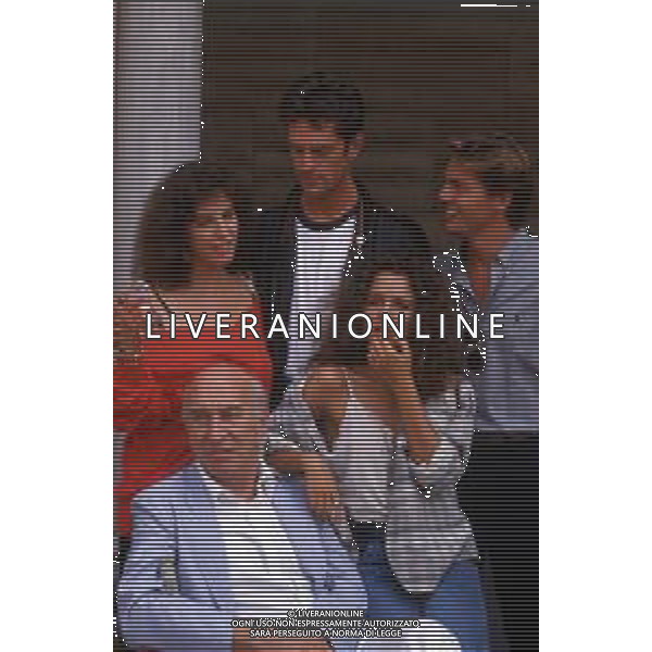 DIAP-RETROSPETTIVA GIULIANO MONTALDO REGISTA NELLA FOTO GIULIANO MONTALDO CON VALERIA GOLINO-STEFANIA SANDRELLI-RUPERT EVERETT- NICOLA FARRON CAST DEL FILM“GLI OCCHIALI D\'ORO“ ANNO 1987 A VENEZIA FOTO DAVIDE MANDRINI-AG ALDO LIVERANI SAS