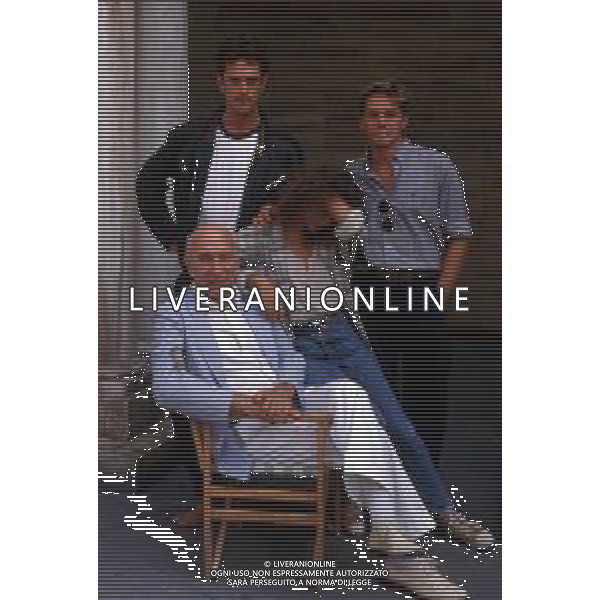 DIAP-RETROSPETTIVA GIULIANO MONTALDO REGISTA NELLA FOTO GIULIANO MONTALDO CON VALERIA GOLINO-STEFANIA SANDRELLI-RUPERT EVERETT- NICOLA FARRON CAST DEL FILM“GLI OCCHIALI D\'ORO“ ANNO 1987 A VENEZIA FOTO DAVIDE MANDRINI-AG ALDO LIVERANI SAS