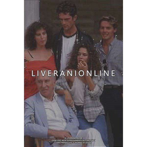 DIAP-RETROSPETTIVA GIULIANO MONTALDO REGISTA NELLA FOTO GIULIANO MONTALDO CON VALERIA GOLINO-STEFANIA SANDRELLI-RUPERT EVERETT- NICOLA FARRON CAST DEL FILM“GLI OCCHIALI D\'ORO“ ANNO 1987 A VENEZIA FOTO DAVIDE MANDRINI-AG ALDO LIVERANI SAS