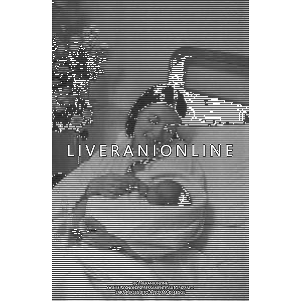 NEG-RETROSPETTIVA CARLA FRACCI BALLERINA NELLA FOTO CARLA FRACCI CON IL MARITO IN OSPEDALE PER LA NASCITA DEL FIGLIO NELL\'ANNO 1969 A MILANO AG ALDO LIVERANI SAS
