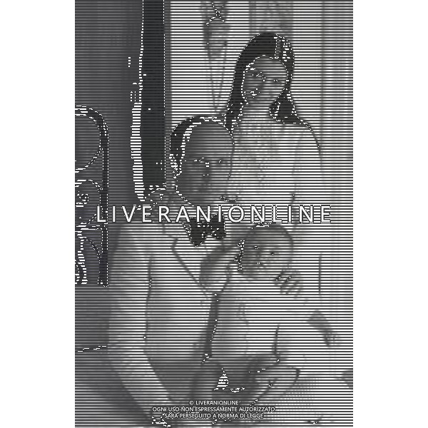 NEG-RETROSPETTIVA CARLA FRACCI BALLERINA NELLA FOTO CARLA FRACCI CON IL MARITO BEPPE MENEGATTI E IL FIGLIO A MILANO NELL\'ANNO 1970 AG ALDO LIVERANI SAS