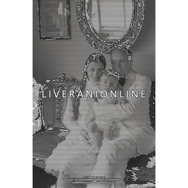 NEG-RETROSPETTIVA CARLA FRACCI BALLERINA NELLA FOTO CARLA FRACCI CON IL MARITO BEPPE MENEGATTI E IL FIGLIO A MILANO NELL\'ANNO 1970 AG ALDO LIVERANI SAS