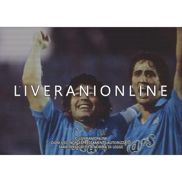 RETROSPETTIVA FERNANDO DE NAPOLI NELLA FOTO FERNANDO DE NAPOLI CON LA MAGLIA DEL NAPOLI CON DIEGO MARADONA - ESULTANZA AG ALDO LIVERANI SAS