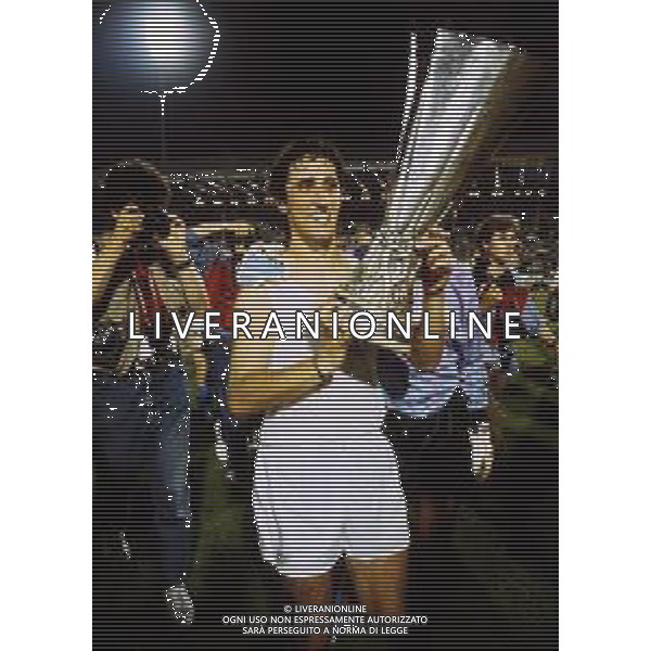 RETROSPETTIVA FERNANDO DE NAPOLI NELLA FOTO FERNANDO DE NAPOLI CON LA COPPA UEFA NELL\'ANNO 1988-1989 AG ALDO LIVERANI SAS