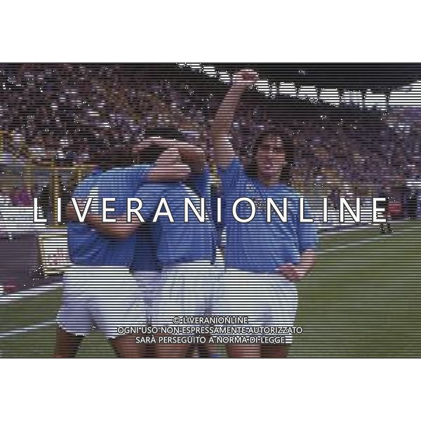 RETROSPETTIVA FERNANDO DE NAPOLI NELLA FOTO FERNANDO DE NAPOLI CON LA MAGLIA DEL NAPOLI - ESULTANZA AG ALDO LIVERANI SAS