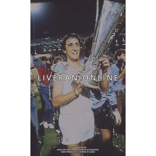 RETROSPETTIVA FERNANDO DE NAPOLI NELLA FOTO FERNANDO DE NAPOLI CON LA COPPA UEFA NELL\'ANNO 1988-1989 AG ALDO LIVERANI SAS