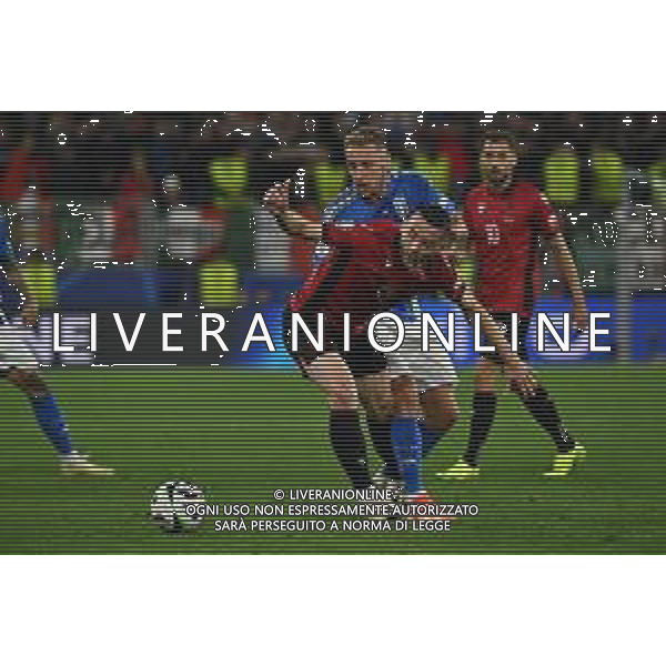 Italia vs Albania - UEFA EURO 2024 nella foto Arbrer Hoxha (Albania) e Davide Frattesi (Italia) Dortmund (GER) 15-06-2024 BVB Stadion Dortmund Campionato Europeo di Calcio - UEFA EURO 2024 fase a gironi - gruppo B 1a giornata foto Roberto Garavaglia/Agenzia Aldo Liverani sas/AGENZIA ALDO LIVERANI SAS