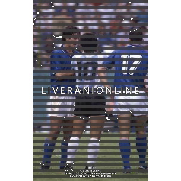 RETROSPETTIVA FERNANDO DE NAPOLI CALCIATORE NELLA FOTO FERNANDO DE NAPOLI CON LA MAGLIA DELLA NAZIONALE ITALIANA CON DIEGO ARMANDO MARADONA (ARGENTINA) AG ALDO LIVERANI SAS