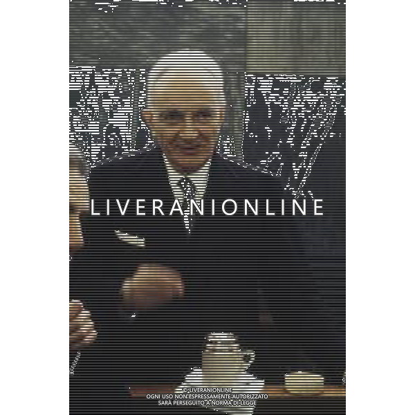 NEG-RETROSPETTIVA MICHELE SINDONA BANCHIERE E AVVOCATO NELLA FOTO MICHELE SINDONA IN TRIBUNALE A MILANO MENTRE BEVE UN CAFFE\'NELL\'ANNO 1985 AG ALDO LIVERANI SAS