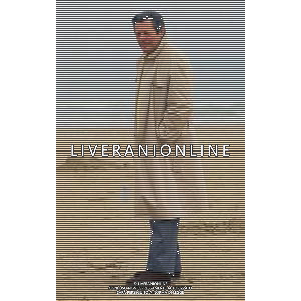 DIAP-RETROSPETTIVA MARCELLO MASTROIANNI ATTORE NELLA FOTO MARCELLO MASTROIANNI SULLA SPIAGGIA DI RIMINI NELL\'ANNO 1984 AG ALDO LIVERANI SAS