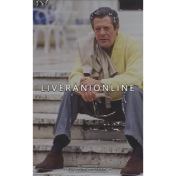 DIAP-RETROSPETTIVA MARCELLO MASTROIANNI ATTORE NELLA FOTO MARCELLO MASTROIANNI SULLA SPIAGGIA DI RIMINI NELL\'ANNO 1984 AG ALDO LIVERANI SAS