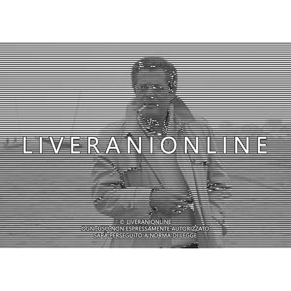 NEG-RETROSPETTIVA MARCELLO MASTROIANNI ATTORE NELLA FOTO MARCELLO MASTROIANNI SULLA SPIAGGIA DI RIMINI NELL\'ANNO 1984 AG ALDO LIVERANI SAS