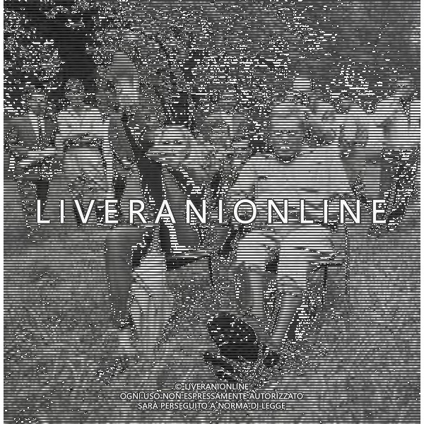 NEG- RETROSPETTIVA MARCELLO MASTROIANNI ATTORE NELLA FOTO MARCELLO MASTROIANNI CON URSULA ANDRESS SUL SET DEL FILM “LA DECIMA VITTIMA“ NELL\'ANNO 1965 REGISTA ELIO PETRI AG ALDO LIVERANI SAS