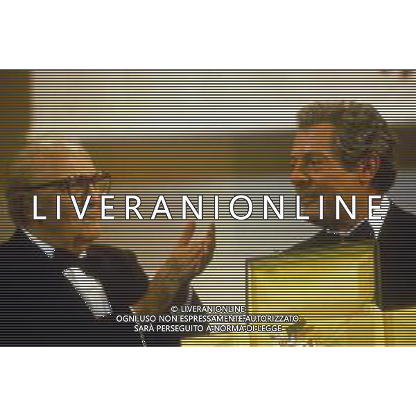 DIAP-RETROSPETTIVA MARCELLO MASTROIANNI ATTORE NELLA FOTO MARCELLO MASTROIANNI ALLA PREMIAZIONE DEL LEONE D\'ORO ALLA CARRIERA A VENEZIA NELL\'ANNO 1990 MOSTRA INTERNAZIONALE DEL CINEMA E FEDERICO FELLINI AG ALDO LIVERANI SAS