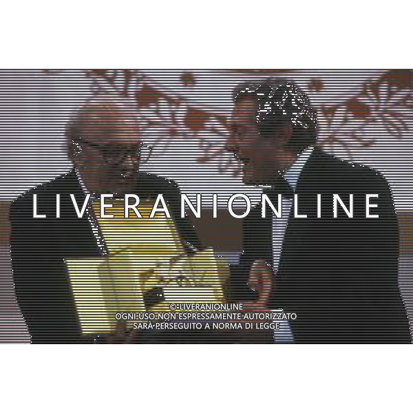 DIAP-RETROSPETTIVA MARCELLO MASTROIANNI ATTORE NELLA FOTO MARCELLO MASTROIANNI ALLA PREMIAZIONE DEL LEONE D\'ORO ALLA CARRIERA A VENEZIA NELL\'ANNO 1990 MOSTRA INTERNAZIONALE DEL CINEMA E FEDERICO FELLINI AG ALDO LIVERANI SAS