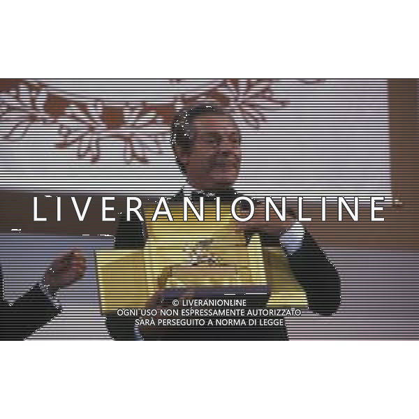 DIAP-RETROSPETTIVA MARCELLO MASTROIANNI ATTORE NELLA FOTO MARCELLO MASTROIANNI ALLA PREMIAZIONE DEL LEONE D\'ORO ALLA CARRIERA A VENEZIA NELL\'ANNO 1990 MOSTRA INTERNAZIONALE DEL CINEMA AG ALDO LIVERANI SAS