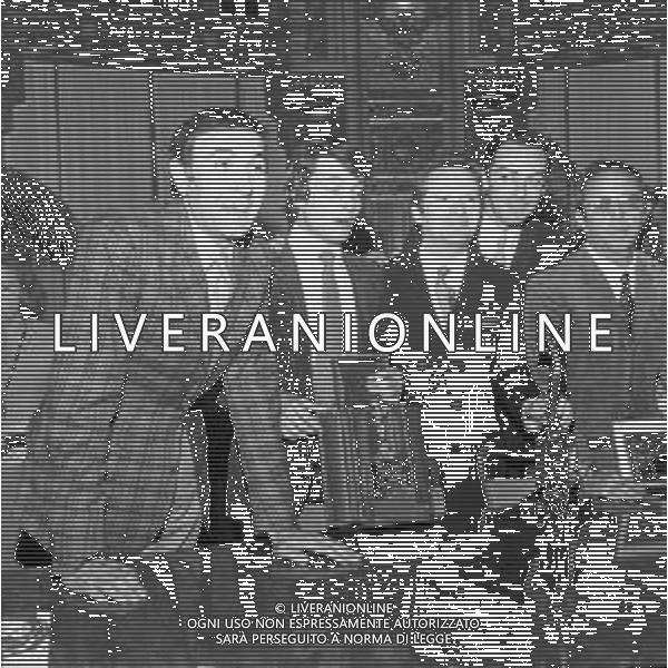 Neg- 9° PREMIO NAZIONALE REGIA TELEVISIVA A SALSOMAGGIORE TERME NELL\'ANNO 1969 - RETROSPETTIVA NELLA FOTO PIPPO BAUDO CON DANIELE PIOMBI, ALDO REGGIANI E ALIGHIERO NOSCHESE AG AGENZIA ALDO LIVERANI SAS