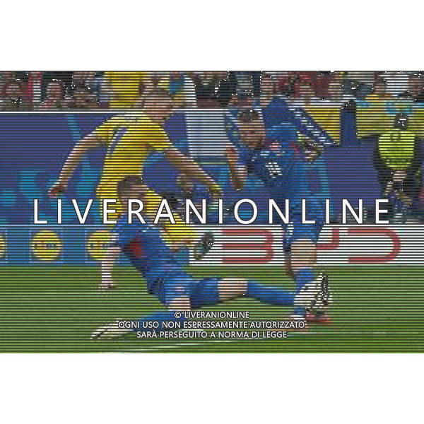TVEM Artem Dovbyk in action against Peter Pekarík of Slovakia and Milan Skriniar of Slovakia during the UEFA EURO 2024 group stage match between Slovakia and Ukraine at Dusseldorf Arena on June 21, 2024 in Dusseldorf, Germany. Photo by Emmanuele Mastrodonato/ag. Aldo Liverani sas/AGENZIA ALDO LIVERANI SAS