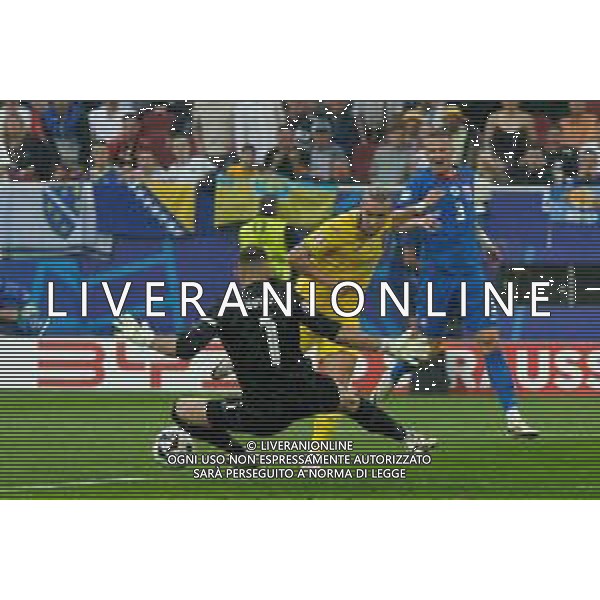 TVEM Mykhailo Mudryk of Ukraine in action against Martin Dúbravka of Slovakia during the UEFA EURO 2024 group stage match between Slovakia and Ukraine at Dusseldorf Arena on June 21, 2024 in Dusseldorf, Germany. Photo by Emmanuele Mastrodonato/ag. Aldo Liverani sas/AGENZIA ALDO LIVERANI SAS
