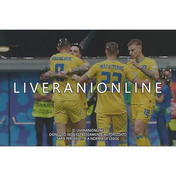 TVEM Roman Yaremchuk of Ukraine celebrates after scoring a goal with teammates during the UEFA EURO 2024 group stage match between Slovakia and Ukraine at Dusseldorf Arena on June 21, 2024 in Dusseldorf, Germany. Photo by Emmanuele Mastrodonato/ag. Aldo Liverani sas/AGENZIA ALDO LIVERANI SAS