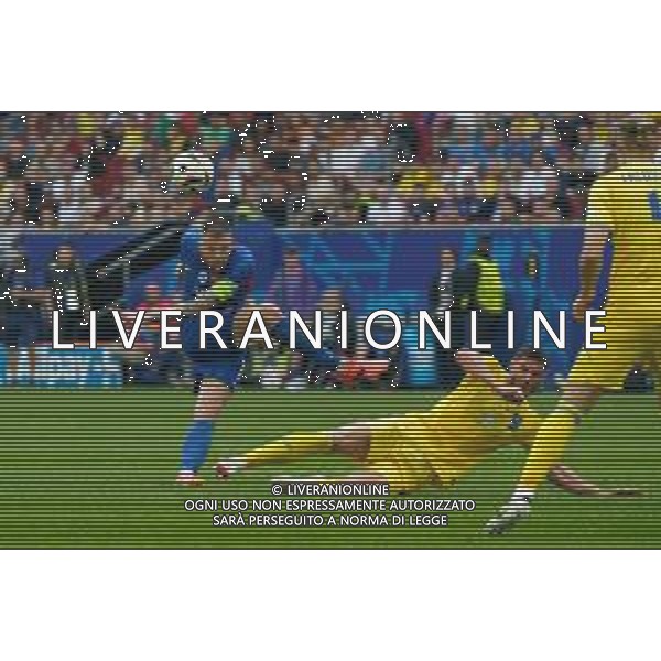 TVEM Milan Skriniar of Slovakia in action against Roman Yaremchuk of Ukraine during the UEFA EURO 2024 group stage match between Slovakia and Ukraine at Dusseldorf Arena on June 21, 2024 in Dusseldorf, Germany. Photo by Emmanuele Mastrodonato/ag. Aldo Liverani sas/AGENZIA ALDO LIVERANI SAS