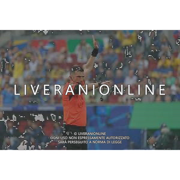 TVEM the referee SMichael Oliver of England during the UEFA EURO 2024 group stage match between Slovakia and Ukraine at Dusseldorf Arena on June 21, 2024 in Dusseldorf, Germany. Photo by Emmanuele Mastrodonato/ag. Aldo Liverani sas/AGENZIA ALDO LIVERANI SAS