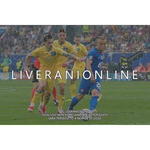 TVEM Stanislav Lobotka of Slovakia in action against Mykola Shaparenko of Ukraine during the UEFA EURO 2024 group stage match between Slovakia and Ukraine at Dusseldorf Arena on June 21, 2024 in Dusseldorf, Germany. Photo by Emmanuele Mastrodonato/ag. Aldo Liverani sas/AGENZIA ALDO LIVERANI SAS