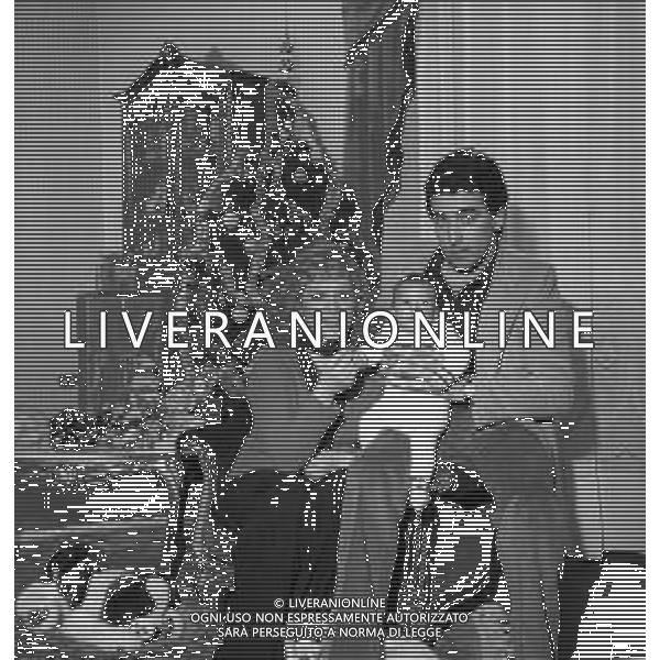Neg- RETROSPETTIVA ORIETTA BERTI CANTANTE NELLA FOTO ORIETTA BERTI CON IL MARITO OSVALDO PATERLINI E IL FIGLIO OMAR NATALE 1975 AG ALDO LIVERANI SAS