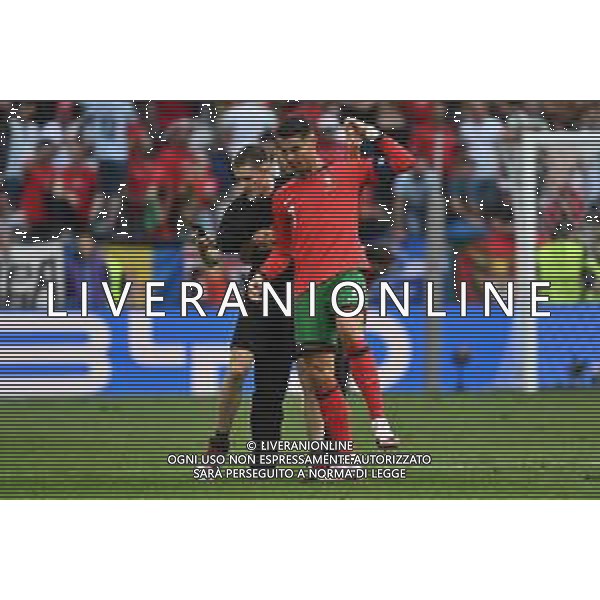 Turchia vs Portogallo - UEFA EURO 2024 nella foto Cristiano Ronaldo (Portogallo) infastidito da un dei tanti invasori di campo che hanno provato a farsi un selfie con lui nei minuti finali della gara Dortmund (GER) 22-06-2024 BVB Stadion Dortmund - Westfalenstadion Signal Iduna Park Campionato Europeo di Calcio - UEFA EURO 2024 fase a gironi - 2a giornata Gruppo F foto Roberto Garavaglia/Agenzia Aldo Liverani sas/AGENZIA ALDO LIVERANI SAS