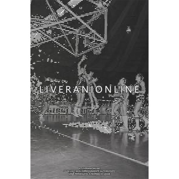 NEG-RETROSPETTIVA DINO MENEGHIN BASKET NELLA FOTO DINO MENEGHIN CON LA MAGLIA DELLA MOBILGIRGI VARESE NELL\'ANNO 1978 AG ALDO LIVERANI SAS