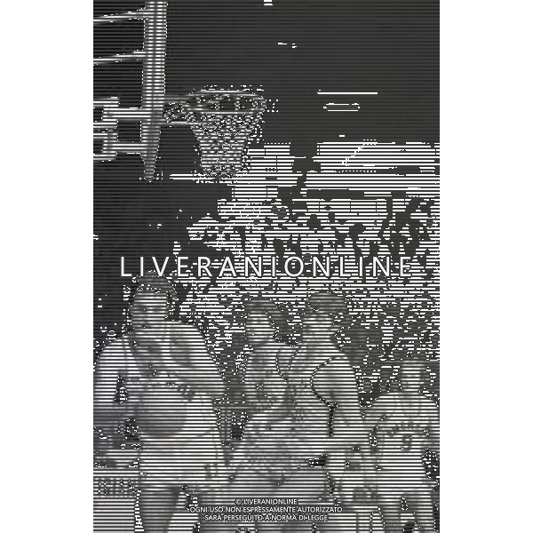 NEG-RETROSPETTIVA DINO MENEGHIN BASKET NELLA FOTO DINO MENEGHIN CON LA MAGLIA EMERSON VARESE NELL\'ANNO 1979 AG ALDO LIVERANI SAS