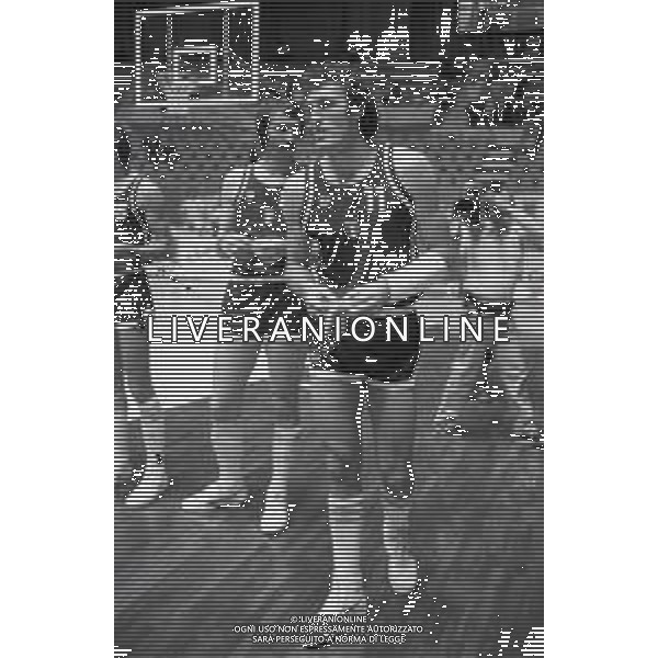 NEG-RETROSPETTIVA DINO MENEGHIN BASKET NELLA FOTO DINO MENEGHIN CON LA NAZIONALE ITALIANA A TORINO INFORTUNIO AL BRACCIO ANNO 1979 AG ALDO LIVERANI SAS
