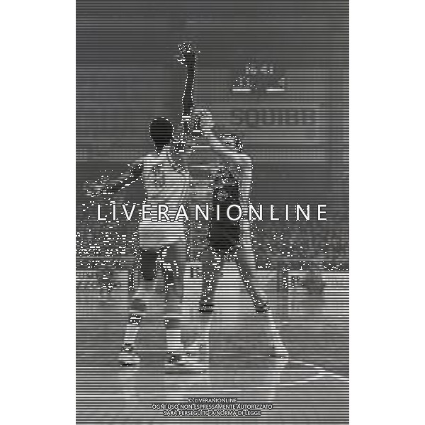 NEG-RETROSPETTIVA DINO MENEGHIN BASKET NELLA FOTO DINO MENEGHIN CON LA MAGLIA TURISANDA VARESE NELL\'ANNO 1980-81 AG ALDO LIVERANI SAS