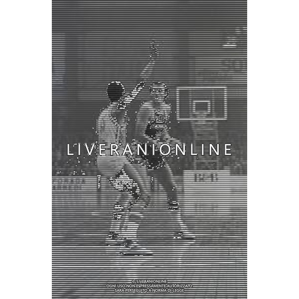 NEG-RETROSPETTIVA DINO MENEGHIN BASKET NELLA FOTO DINO MENEGHIN CON LA MAGLIA TURISANDA VARESE NELL\'ANNO 1980-81 AG ALDO LIVERANI SAS
