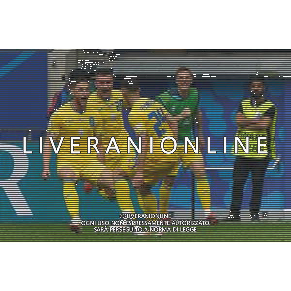 TVEM Roman Yaremchuk of Ukraine celebrates after scoring a goal with teammates during the UEFA EURO 2024 group stage match between Slovakia and Ukraine at Dusseldorf Arena on June 21, 2024 in Dusseldorf, Germany. Photo by Emmanuele Mastrodonato/ag. Aldo Liverani sas/AGENZIA ALDO LIVERANI SAS