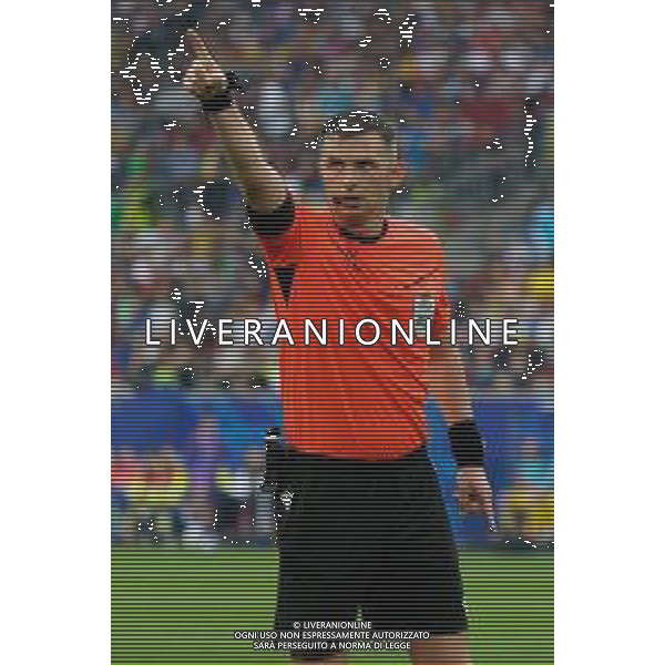 TVEM Arbitro - the referee Michael Oliver of England during the UEFA EURO 2024 group stage match between Slovakia and Ukraine at Dusseldorf Arena on June 21, 2024 in Dusseldorf, Germany. Photo by Emmanuele Mastrodonato/ag. Aldo Liverani sas/AGENZIA ALDO LIVERANI SAS