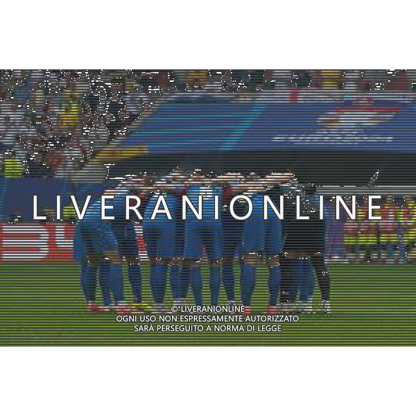 TVEM The Slovakia players hug each other prior the UEFA EURO 2024 group stage match between Slovakia and Ukraine at Dusseldorf Arena on June 21, 2024 in Dusseldorf, Germany. Photo by Emmanuele Mastrodonato/ag. Aldo Liverani sas/AGENZIA ALDO LIVERANI SAS