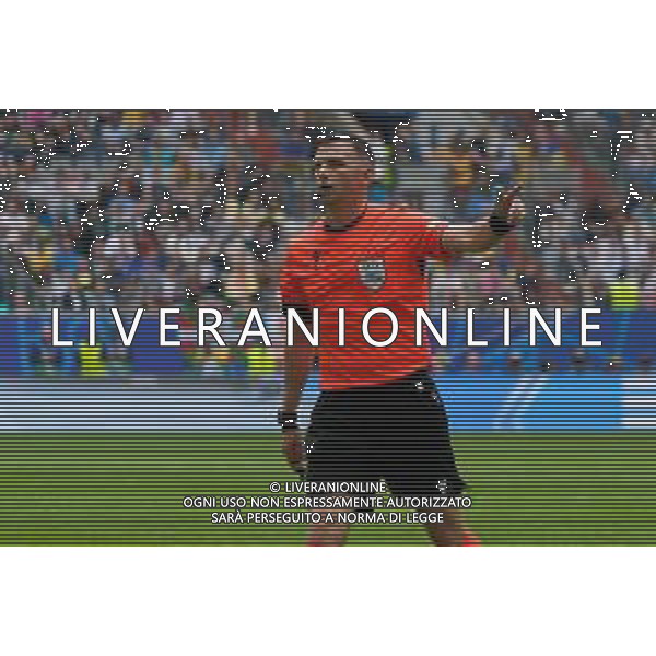 TVEM Arbitro - the referee Michael Oliver of England during the UEFA EURO 2024 group stage match between Slovakia and Ukraine at Dusseldorf Arena on June 21, 2024 in Dusseldorf, Germany. Photo by Emmanuele Mastrodonato/ag. Aldo Liverani sas/AGENZIA ALDO LIVERANI SAS
