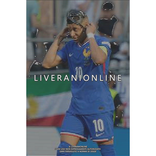 TVEM Kylian Mbappé of France puts on the mask during the UEFA EURO 2024 group stage match between France and Poland at BVB Stadion Dortmund on June 25, 2024 in Dortmund, Germany. Photo by Emmanuele Mastrodonato/ag. Aldo Liverani sas