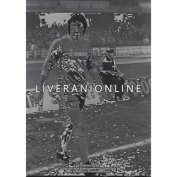 NEG-RETROSPETTIVA DOMENICO PENZO CALCIATORE NELLA FOTO DOMENICO PENZO CON LA MAGLIA DEL VERONA CALCIO NELL\'ANNO 1982-1983 AG ALDO LIVERANI SAS