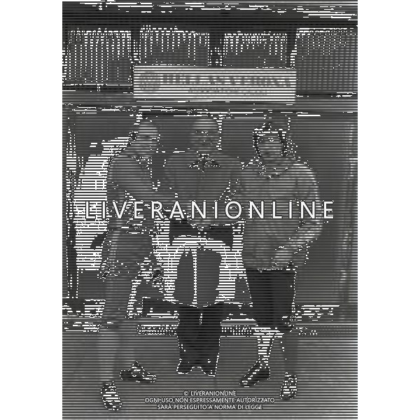 NEG-RETROSPETTIVA DOMENICO PENZO CALCIATORE NELLA FOTO DOMENICO PENZO CON LA MAGLIA DEL VERONA CALCIO NELL\'ANNO 1982-1983 CON IL PRESIDENTE DEL VERONA TINO GUIDOTTI E PIETRO FANNA AG ALDO LIVERANI SAS