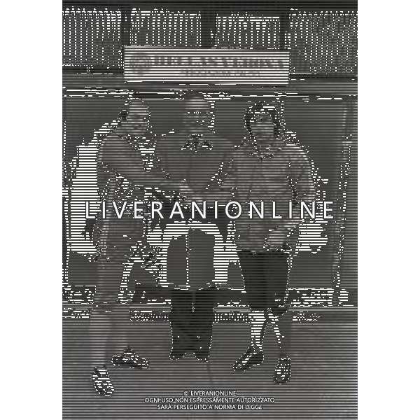 NEG-RETROSPETTIVA DOMENICO PENZO CALCIATORE NELLA FOTO DOMENICO PENZO CON LA MAGLIA DEL VERONA CALCIO NELL\'ANNO 1982-1983 CON IL PRESIDENTE DEL VERONA TINO GUIDOTTI E PIETRO FANNA AG ALDO LIVERANI SAS
