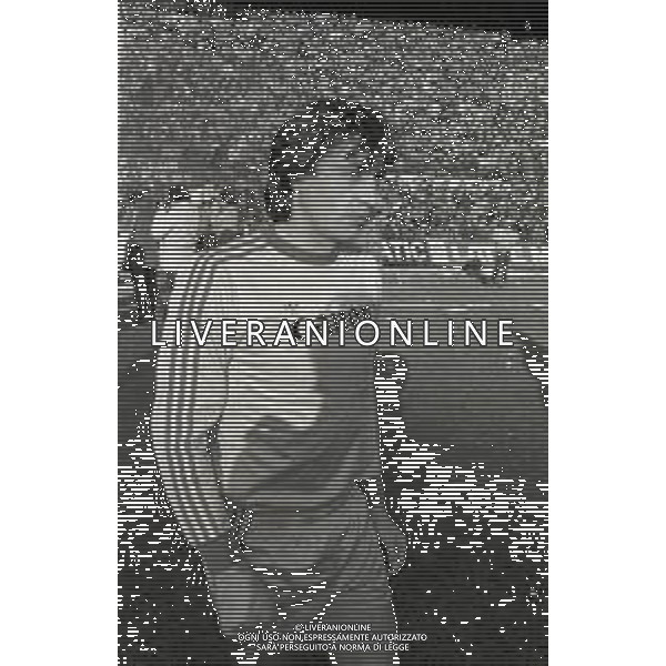 NEG-RETROSPETTIVA DOMENICO PENZO CALCIATORE NELLA FOTO DOMENICO PENZO CON LA MAGLIA DEL VERONA CALCIO NELL\'ANNO 1982-1983 AG ALDO LIVERANI SAS