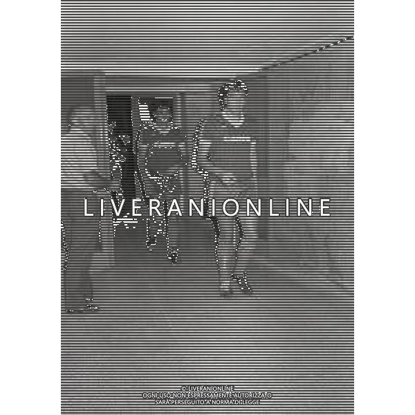 NEG-RETROSPETTIVA DOMENICO PENZO CALCIATORE NELLA FOTO DOMENICO PENZO CON LA MAGLIA DEL VERONA CALCIO NELL\'ANNO 1982-1983 AG ALDO LIVERANI SAS