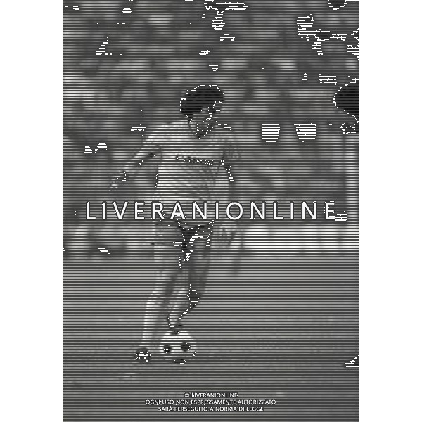NEG-RETROSPETTIVA DOMENICO PENZO CALCIATORE NELLA FOTO DOMENICO PENZO CON LA MAGLIA DEL VERONA CALCIO NELL\'ANNO 1982-1983 AG ALDO LIVERANI SAS