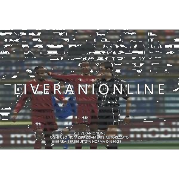 17-02-2002 BRESCIA-CAMPIONATO DI CALCIO SERIE A BRESCIA-ROMA NELLA FOTO JONATHAN ZEBINA DISCURE CON L\'ARBITRO PAOLO BERTINI AG ALDO LIVERANI SAS