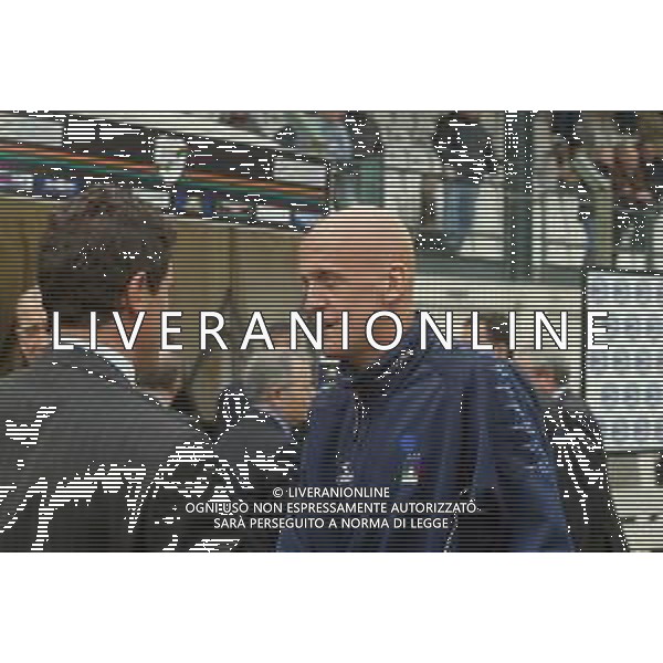 07-04-2002 VENEZIA-CAMPIONATO DI CALCIO SERIE A VENEZIA -ROMA 2-2 NELLA FOTO FABIO CAPELLO ALLENATORE ROMA CON L\'ARBITRO PIERLUIGI COLLINA AG ALDO LIVERANI SAS