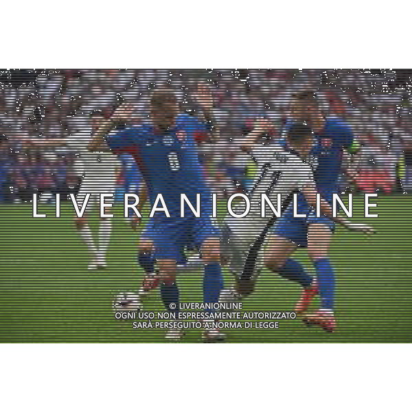 Inghilterra vs Slovacchia - UEFA EURO 2024 nella foto il contatto in area tra Phil Foden (Inghilterra) e Ondrej Duda (Slovacchia) giudicato regolare da arbitro e VAR Gelsenkirchen (GER) 30-06-2024 Arena AufSchalke - Veltins-Arena Campionato Europeo di Calcio - UEFA EURO 2024 ottavi di finale foto Roberto Garavaglia/Agenzia Aldo Liverani sas