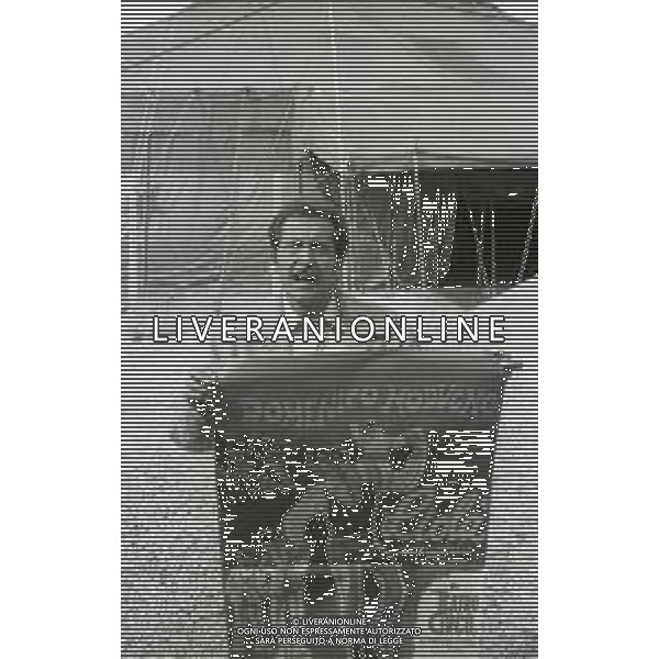 NEG-RETROSPETTIVA DOMENICO MODUGNO CANTANTE NELLA FOTO DOMENICO MODUGNO NEL 1968 E IL SUO CIRCO TEATRO AG ALDO LIVERANI SAS 