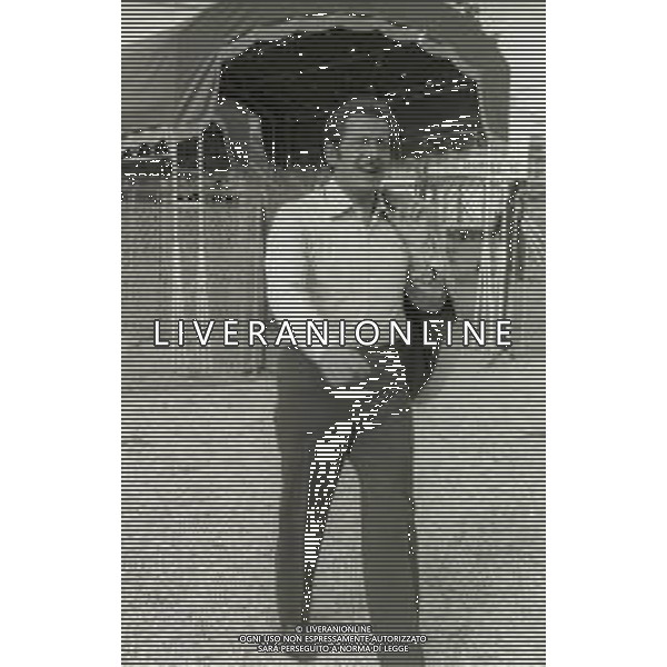 NEG-RETROSPETTIVA DOMENICO MODUGNO CANTANTE NELLA FOTO DOMENICO MODUGNO NEL 1968 E IL SUO CIRCO TEATRO AG ALDO LIVERANI SAS 